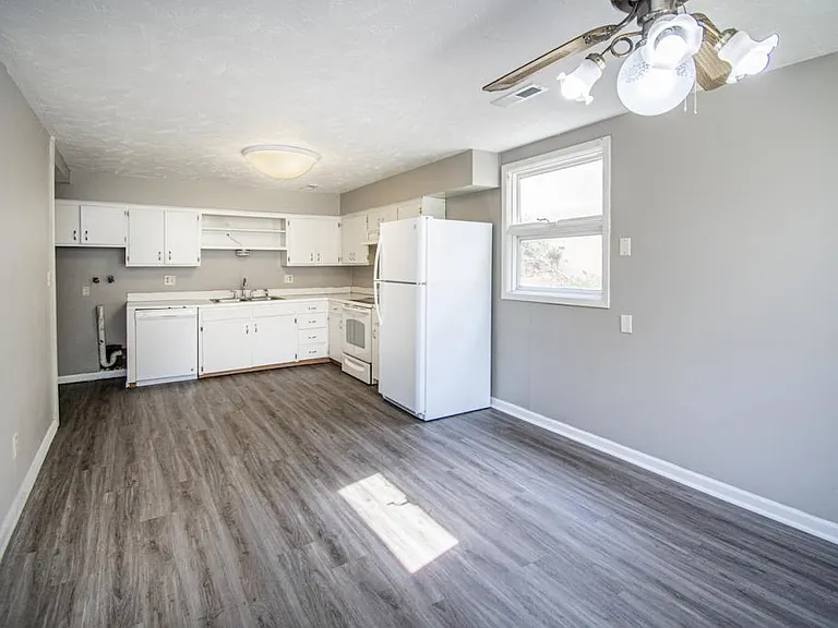 1220 Hillcrest Dr — Photo 14