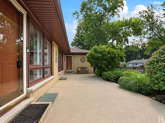 4th image of 365 Woodland Dr
