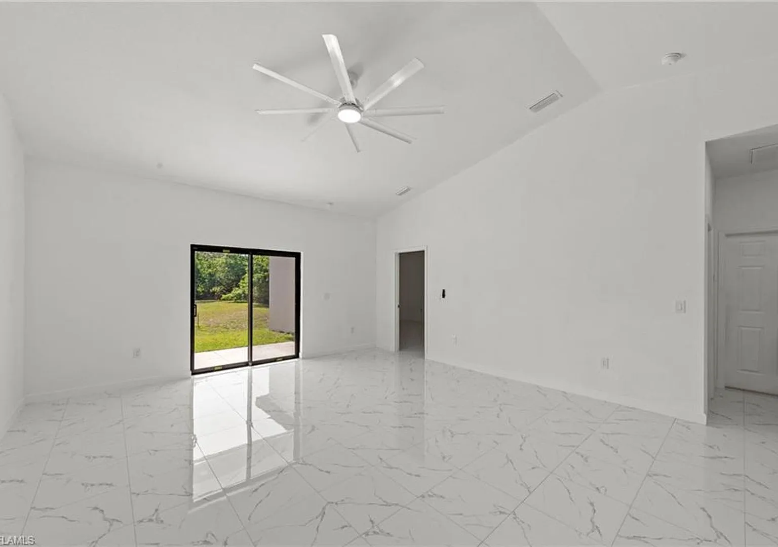 Unfurnished 3+ Den /3 bath / 1 car garage Single Family Home in Lehigh Acres — Photo 2