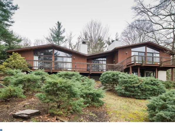 8 Andorra Hill Rd, Lafayette Hill, PA 19444