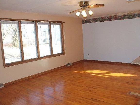 3rd image of 522 Lane St