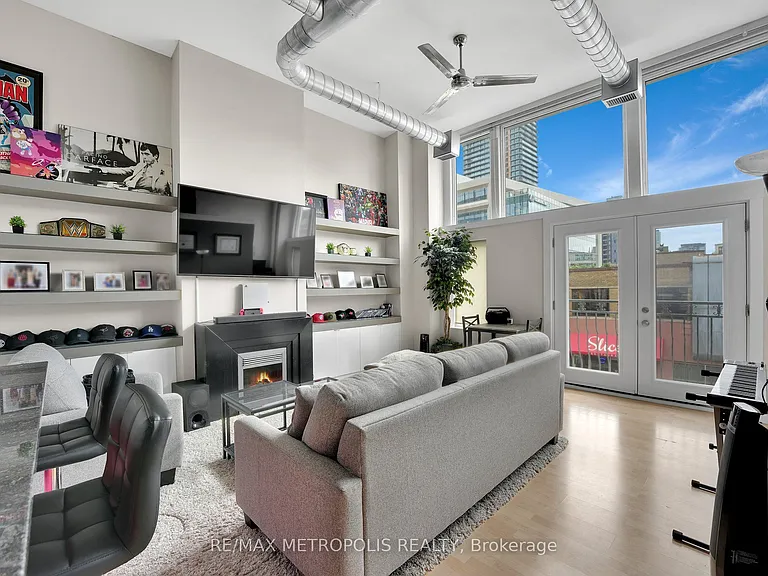 276 King St W #207 — Photo 5