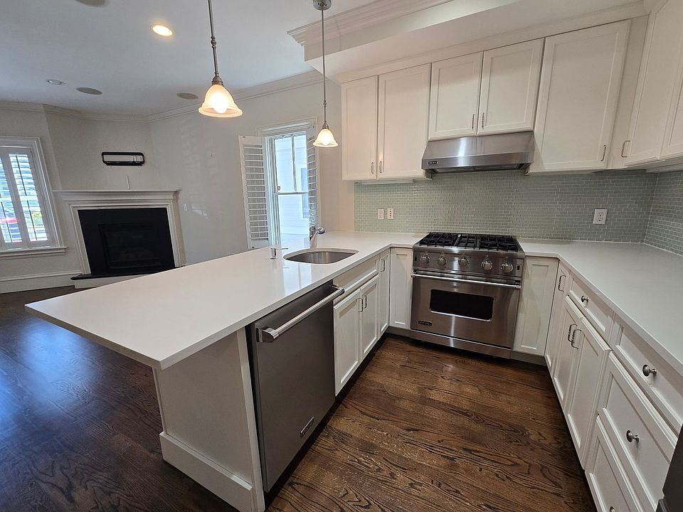 1st image of 862 E 2nd St APT 1