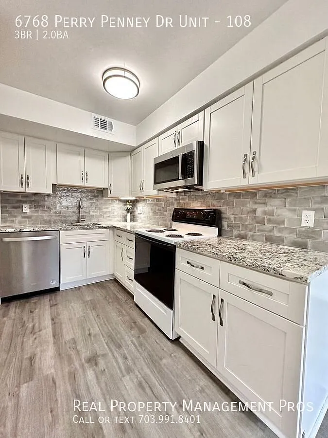 3bed 2bath in Terrace Townhomes of Annandale! — Photo 3