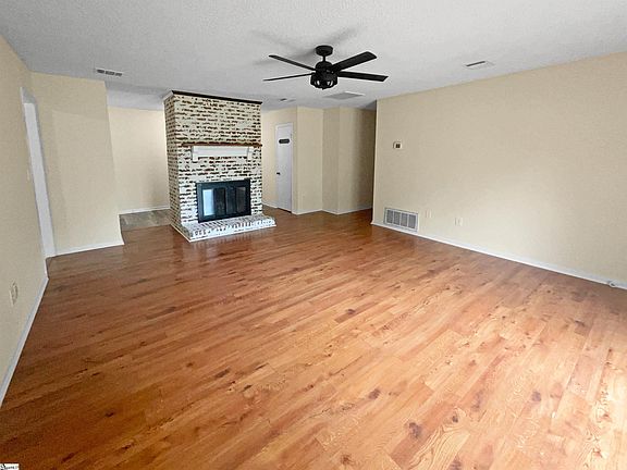 4th image of 215 Orchard Ln