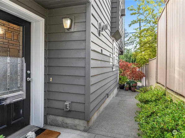 6738 14th Avenue NW #B, Seattle, WA 98117