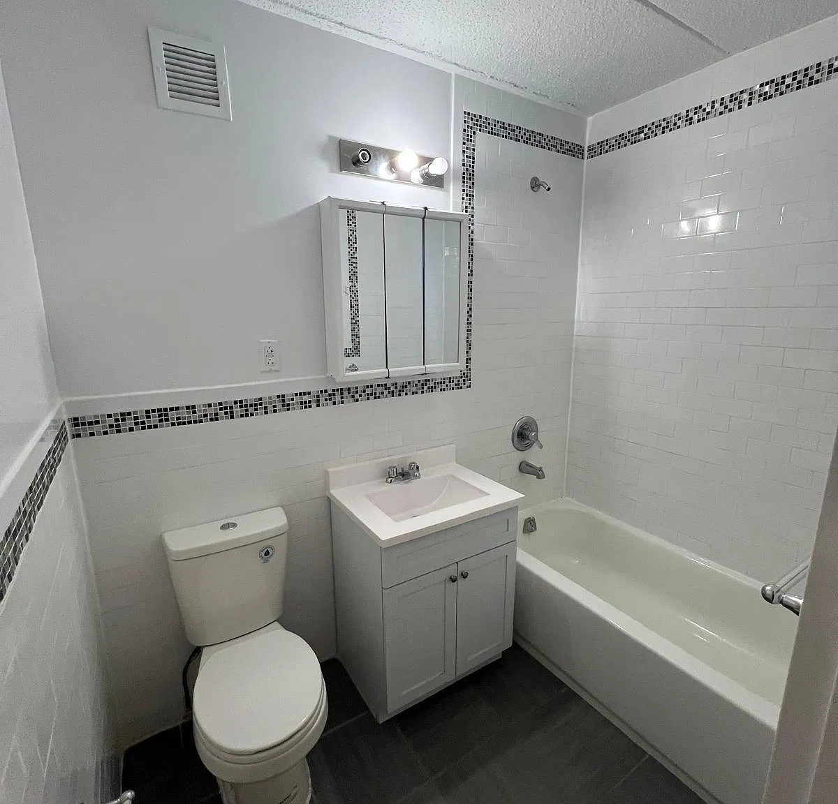 1 bed, $2,400 — Photo 2