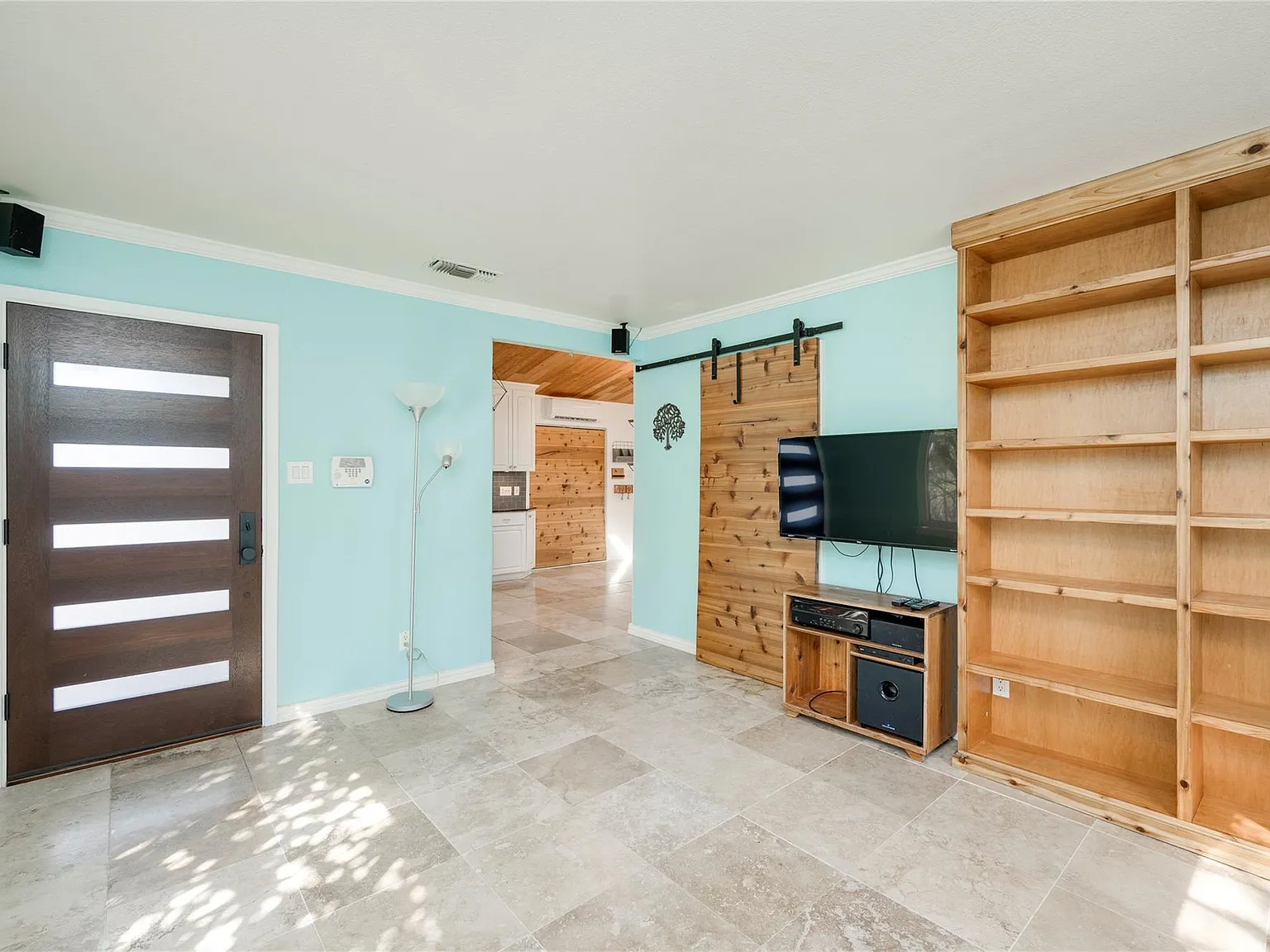 3 bed, 2.0 bath, 1302 sqft, $3,900 — Photo 2