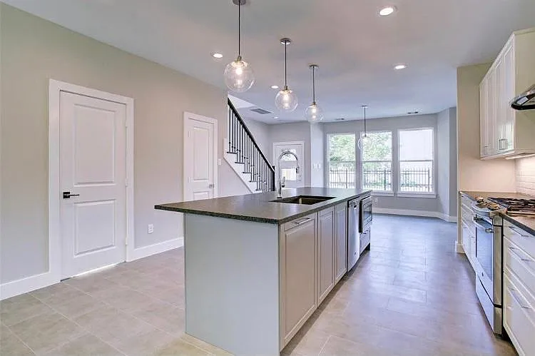 210 Marathon St — Photo 9