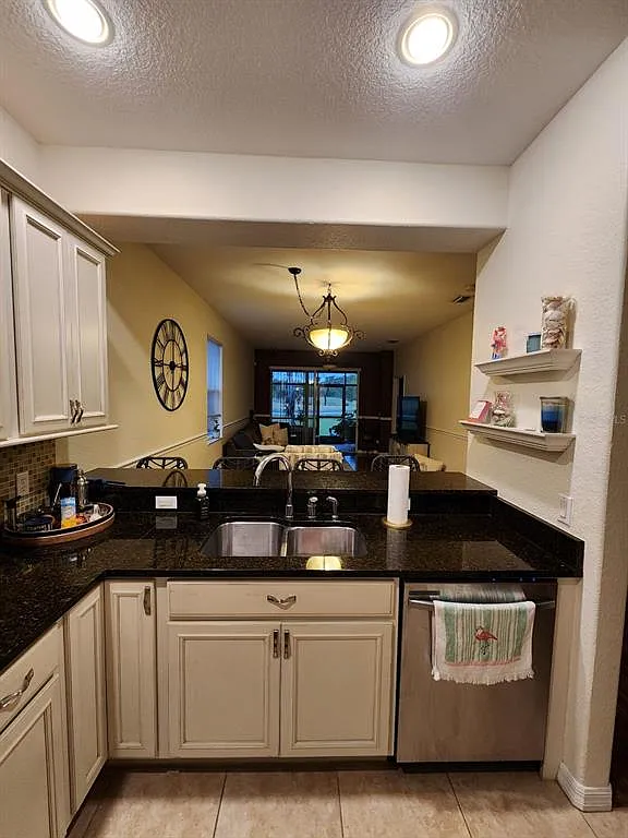 2 bed, 2.0 bath, 1328 sqft, $2,200 — Photo 3