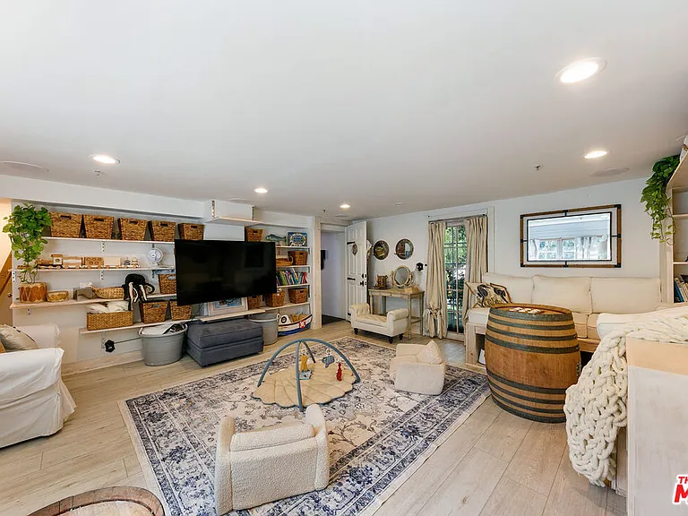 2851 Seabreeze Dr — Photo 16