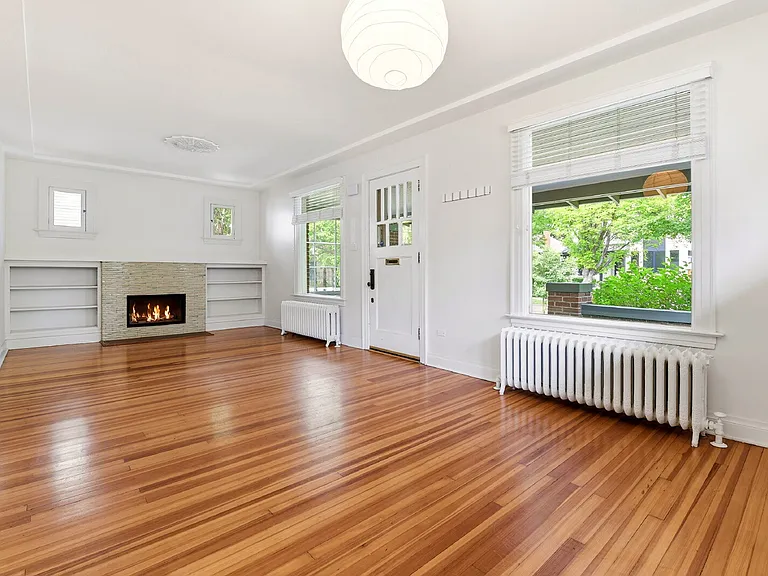 975 S Vine St — Photo 2