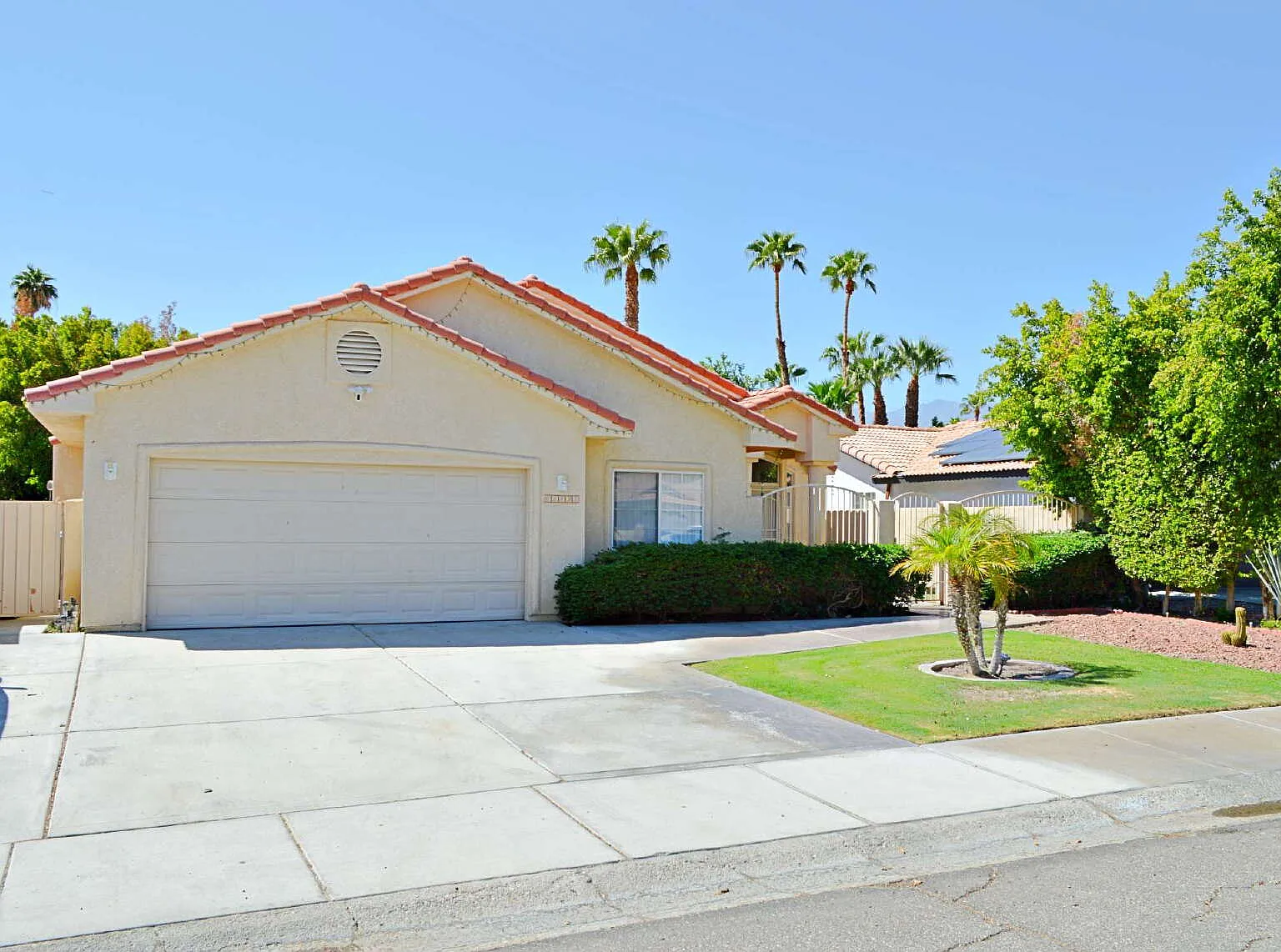 5 bed, 3.0 bath, 2566 sqft, $3,995 — Photo 3