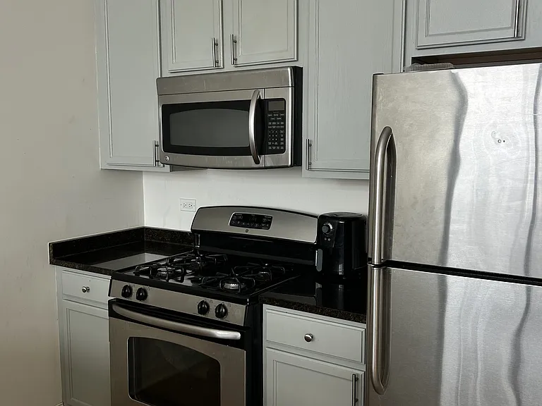 1224 W Van Buren St #615 — Photo 3