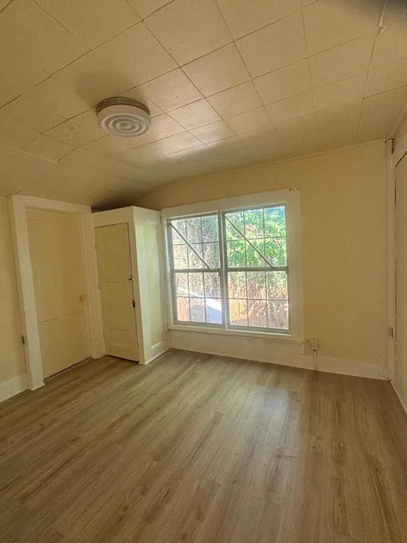 Downtown-Charming Vintage Home-Section 8 accepted — Photo 2
