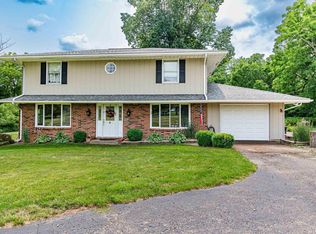 17943 Red Shale Hill Rd, Pekin, IL 61554