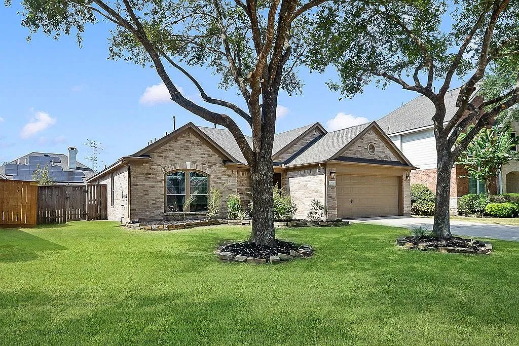 3 bed, 2.0 bath, 1872 sqft, $2,285 — Photo 3