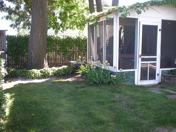 Screen Porch - Great for morning sun or a hot tub. 