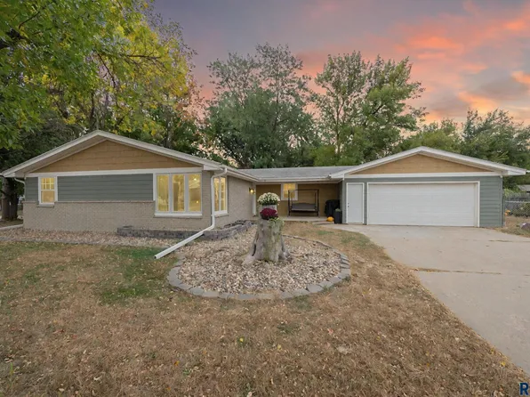 100 S Teton Dr, Brandon, SD 57005