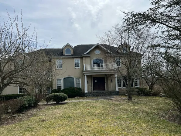 31 Westwood Ln, Woodbury, NY 11797