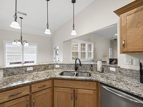 5th image of 295 Cherokee Cir