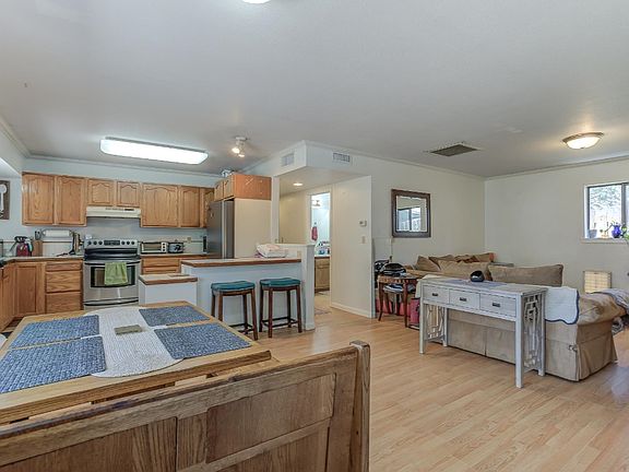 4th image of 577-579 Walnut St