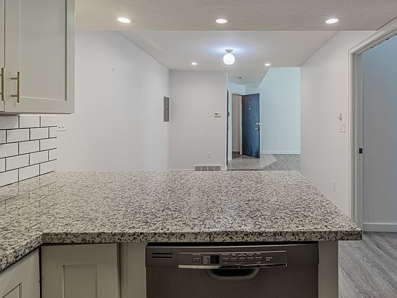 5th image of 916 Highview St APT C