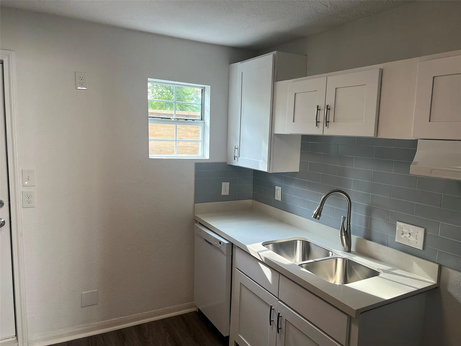 2 bed, 1.0 bath, 8112 sqft, $950 — Photo 2