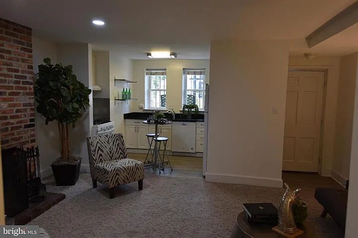 654 6th St NE #B — Photo 3