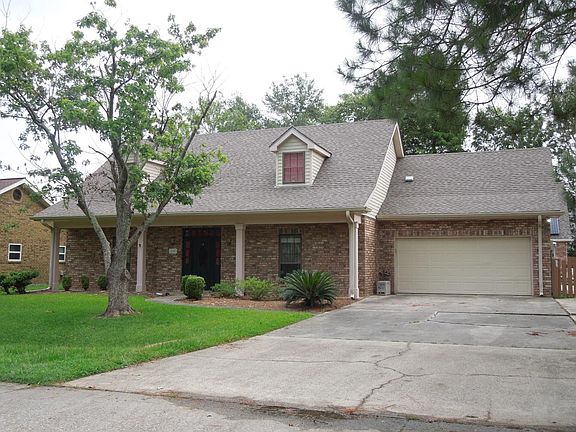 4 Bed 2.5 Bath w/ 2 Garages (1 Attached, 2nd in rear)