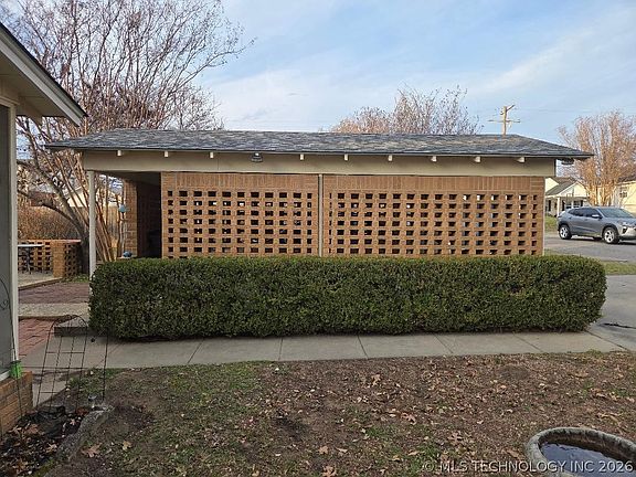 3rd image of 504 Woodland St