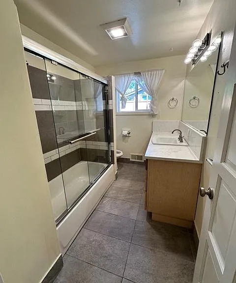 Primary Full bathroom