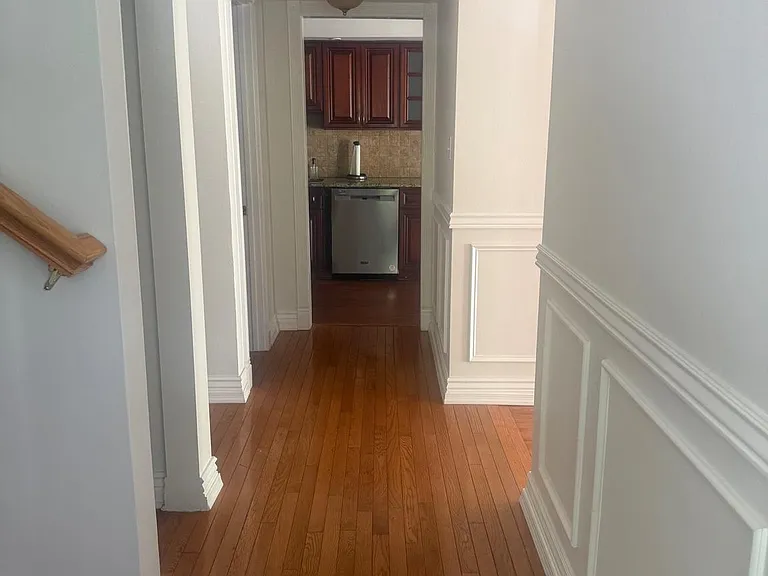 105 Montrose Ave — Photo 3