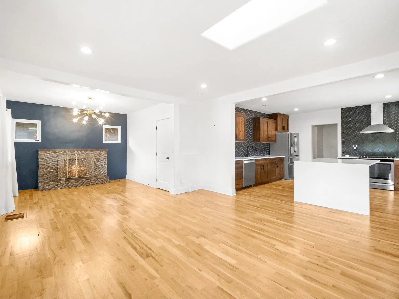 5 bed, 2287 sqft, $3,750 — Photo 2