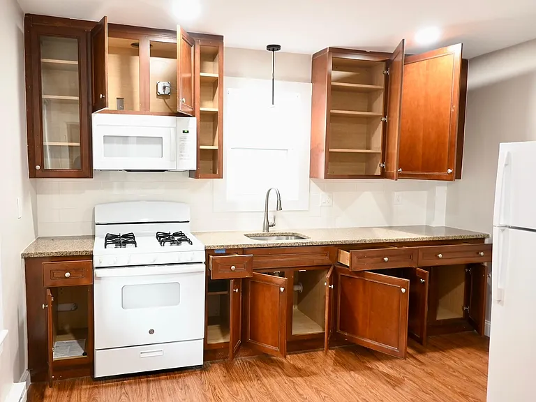 Plenty of storage space in the kitchen!