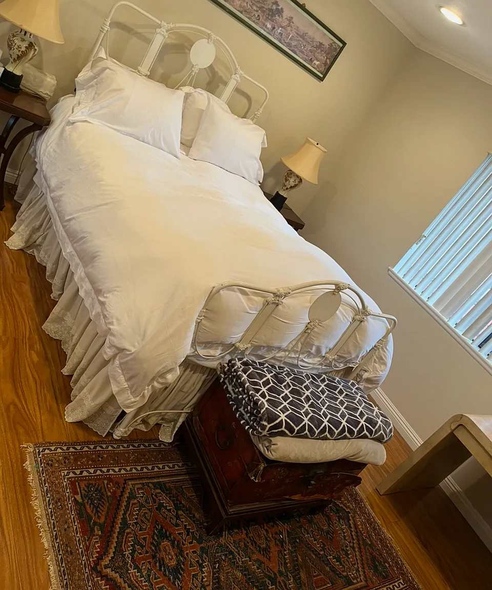 1 bed, 3000 sqft, $1,300 — Photo 1