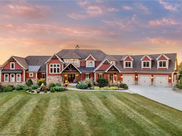 2968 Smith Kramer St NE, Hartville, OH 44632