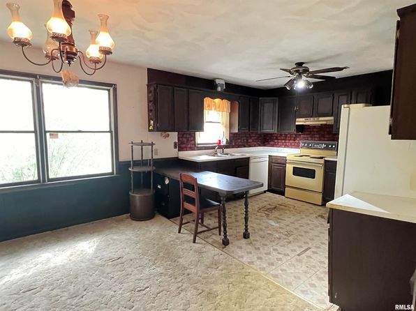 13162 N Dayton Dr, Woodlawn, IL 62898