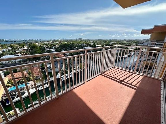 2nd image of 2450 NE 135th St APT 1005
