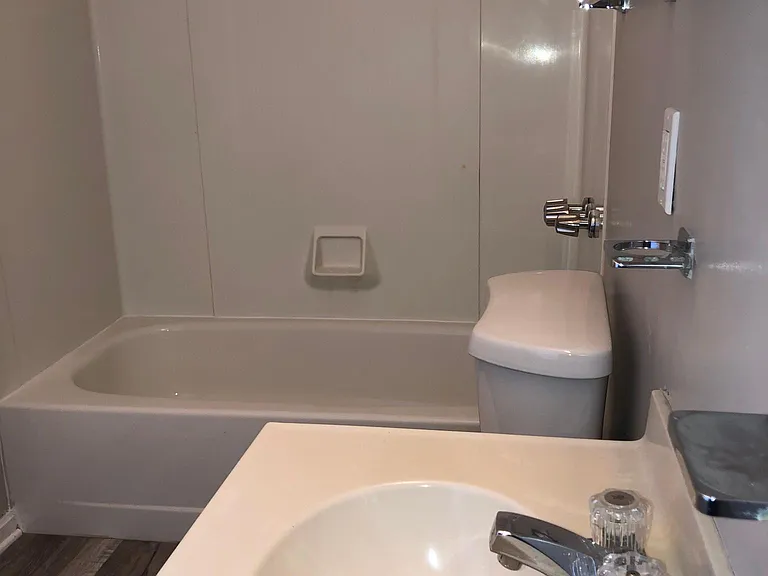 Main bathroom - 2nd level
