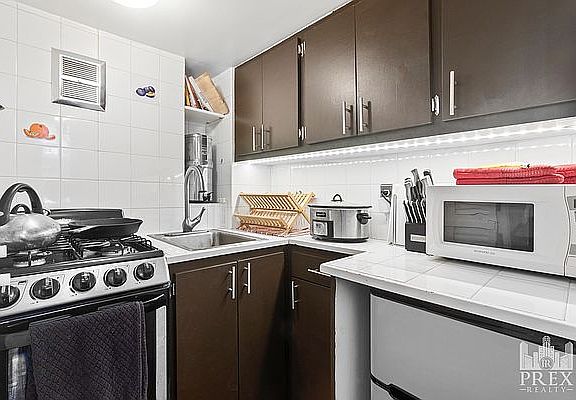 5th image of 34 Beekman Pl APT 2S