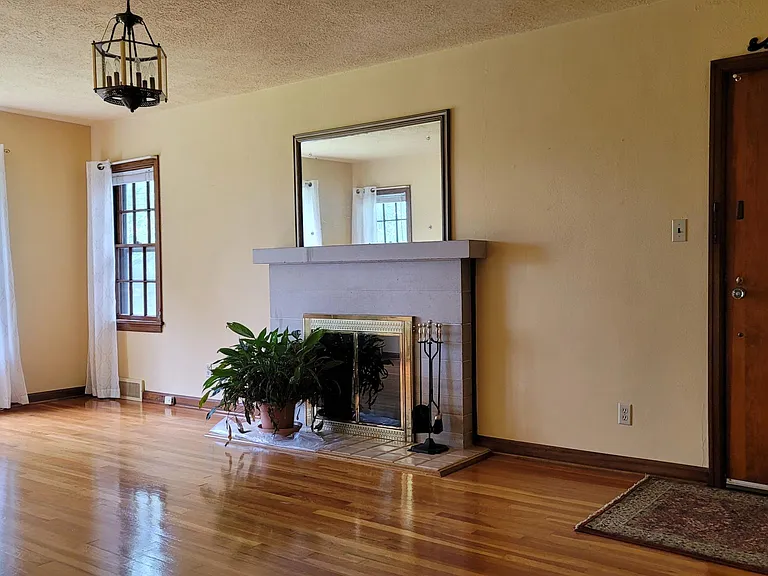 1919 N Kinser Pike — Photo 5