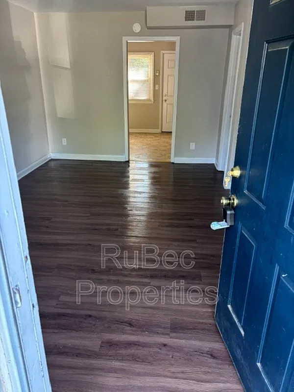 2 bed, 1.5 bath, 644 sqft, $885 — Photo 2