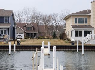 2451 Bay Pointe Dr, Saint Joseph, MI 49085