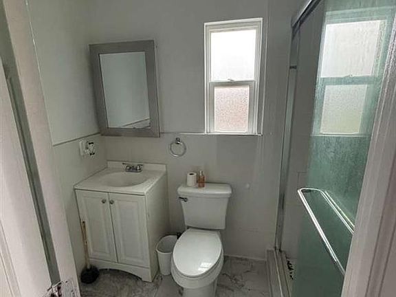 3rd image of 906 N Riverside Dr #1