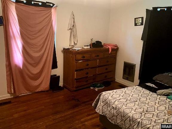 4th image of 403 Moss St