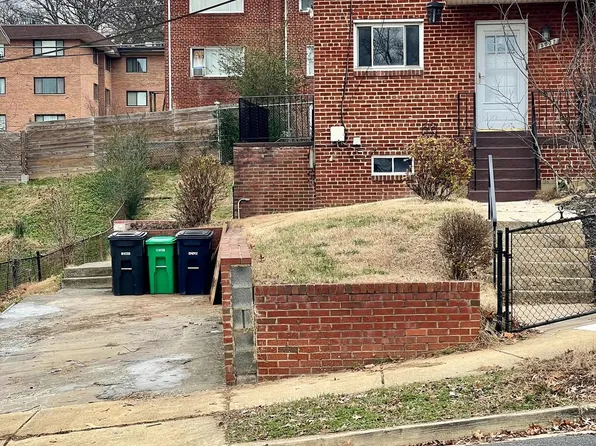 5032 Roseld Ct, Oxon Hill, MD 20745