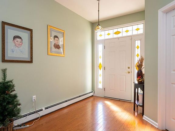 3rd image of 12 Woodview Dr