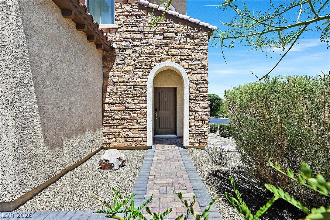 4 bed, 3.0 bath, 2276 sqft, $2,600 — Photo 2