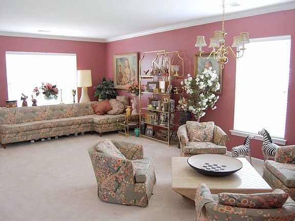 52 Pine Ridge Living Room